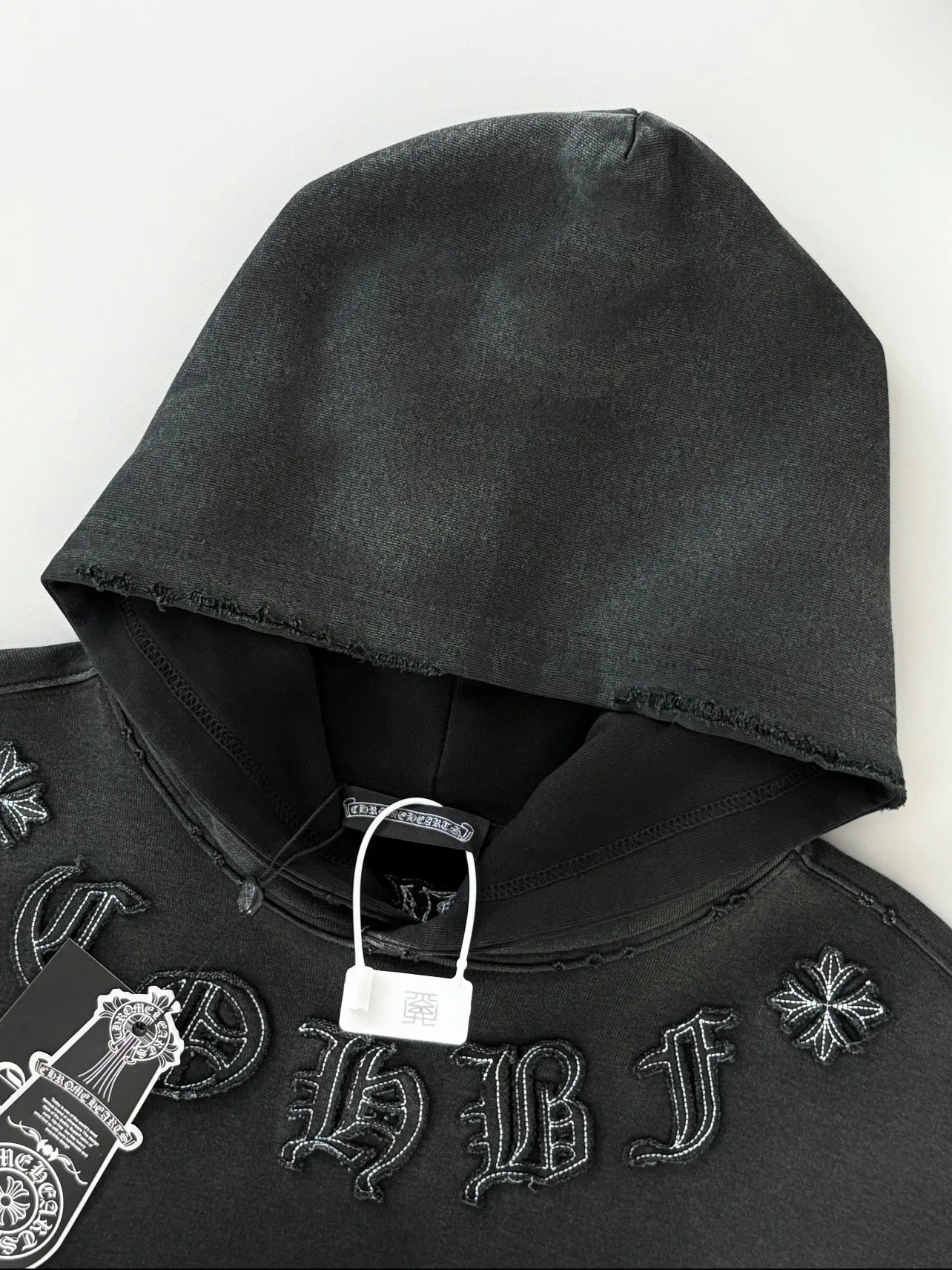 P340 [Higher version] Chrome Hearts*Chrome heart patch embroidered horseshoe logo‼ ️Hooded sweatshirt *Made of 430g pure cotton sweatshirt fabric with double yarns. The fabric is woven with double yarns and twisted together. The strength is 40% higher than that of single yarns, forming a three-dimensional texture similar to the texture of tripe. It not only maintains the moisture absorption and breathability of pure cotton, but also achieves "softness and not collapse" through double yarn thickening. The whole strip of Maliu scanning spray technology uses the washing process to produce a natural fading effect in parts, and the os version has a more lazy and loose feeling. *Laser burnt patch embroidery➕Frayed process: micro-label on the chest patch, large logo horseshoe pattern on the back, heavy laser burnt three-dimensional patch embroidery pattern design, washed and frayed, and the overall garment presents a lazy style. *Whether it is daily outings or sports and fitness, you can show your trendy attitude and become the focus of the street. Same style for men and women 𝐂𝐎𝐋𝐎𝐔𝐑: white, blue, black 𝐒𝐈𝐙𝐄: S-XL